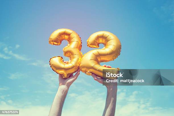 Número 32 Globos De Oro Foto de stock y más banco de imágenes de Número 32 - Número 32, Aire libre, 2015