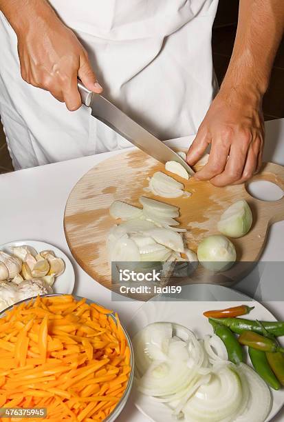 Chef Cortar La Cebolla Foto de stock y más banco de imágenes de Adulto - Adulto, Alimento, Cebolla