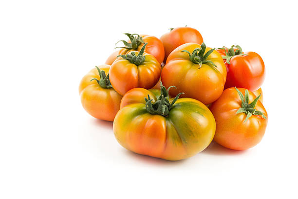 organic tomates heirloom - tomato heirloom tomato vegetable isolated - fotografias e filmes do acervo