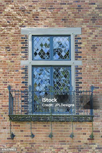 Tudor Windows Con Balcone - Fotografie stock e altre immagini di Tudor - Tudor, Uva, Architettura