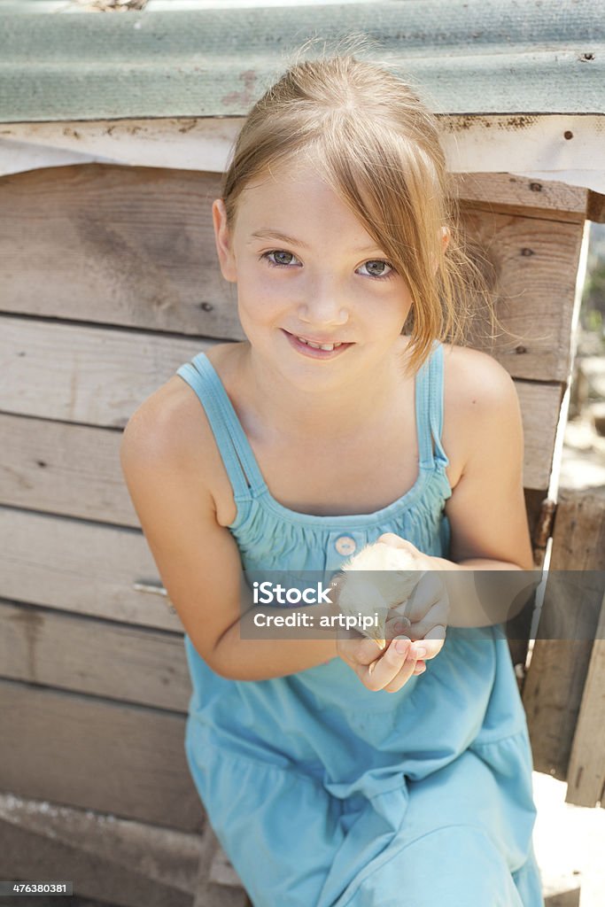 Linda garota segurando o bebê com frango - Foto de stock de 10-11 Anos royalty-free