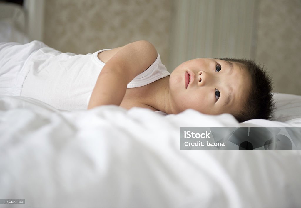 Tocando na cama - Foto de stock de 2-3 Anos royalty-free