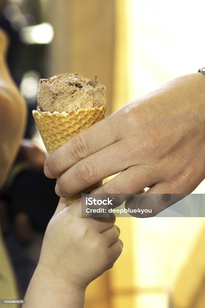 Jovem criança receber Casquinha de sorvete de adulto - Foto de stock de Dar royalty-free