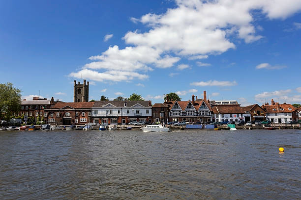 Henley on Thames View of Henley on Thames in the Chilterns, Oxfordshire, UK. norman uk tree sunlight stock pictures, royalty-free photos & images