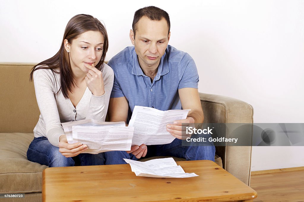 Preocupado pareja mirando en las facturas. - Foto de stock de Factura libre de derechos