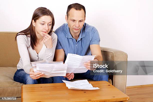 Preocupado Pareja Mirando En Las Facturas Foto de stock y más banco de imágenes de Factura - Factura, Frustración, Parejas