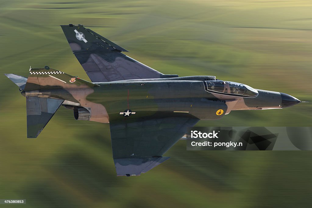 Combate em voo acima da selva com Traçado de Recorte - Foto de stock de Ataque Aéreo royalty-free