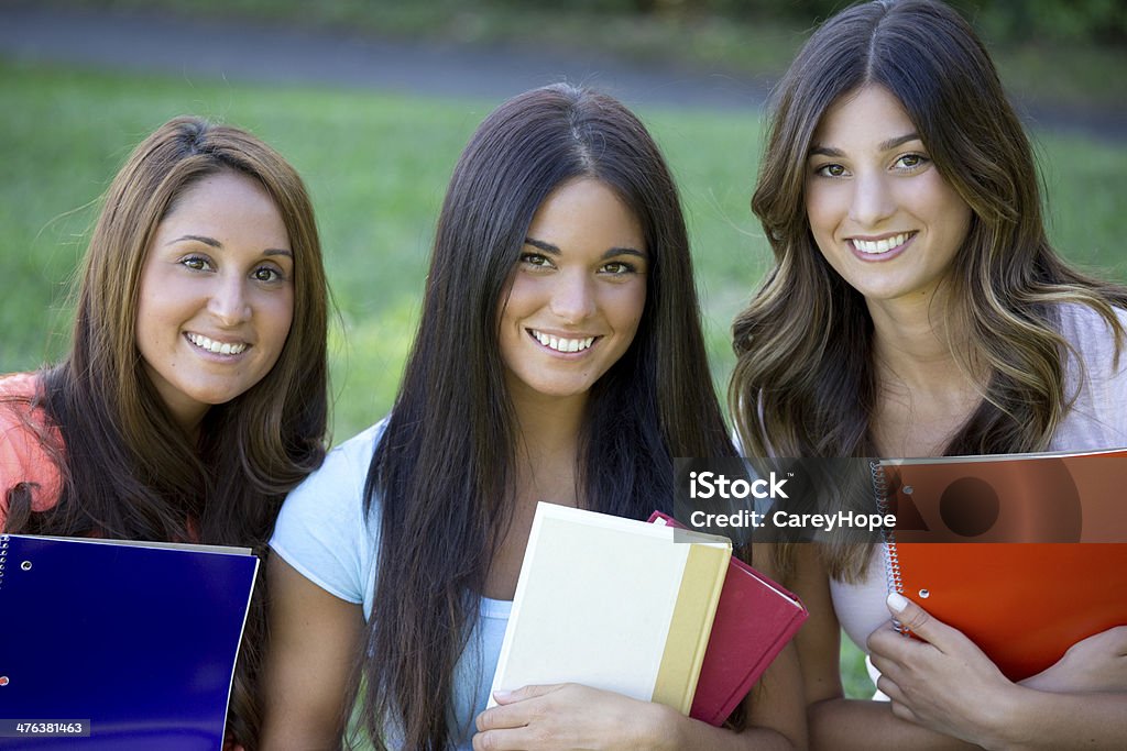 Три молодых студентов, - Стоковые фото 20-29 лет роялти-фри