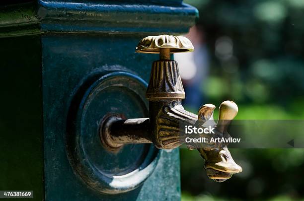 Foto de Toque De Cobre Sob A Forma De Um Dragão e mais fotos de stock de Bebida gelada - Bebida gelada, Esparramar líquido, Ferro - Metal