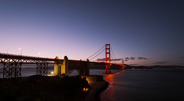 Golden Gate bridge à noite - foto de acervo