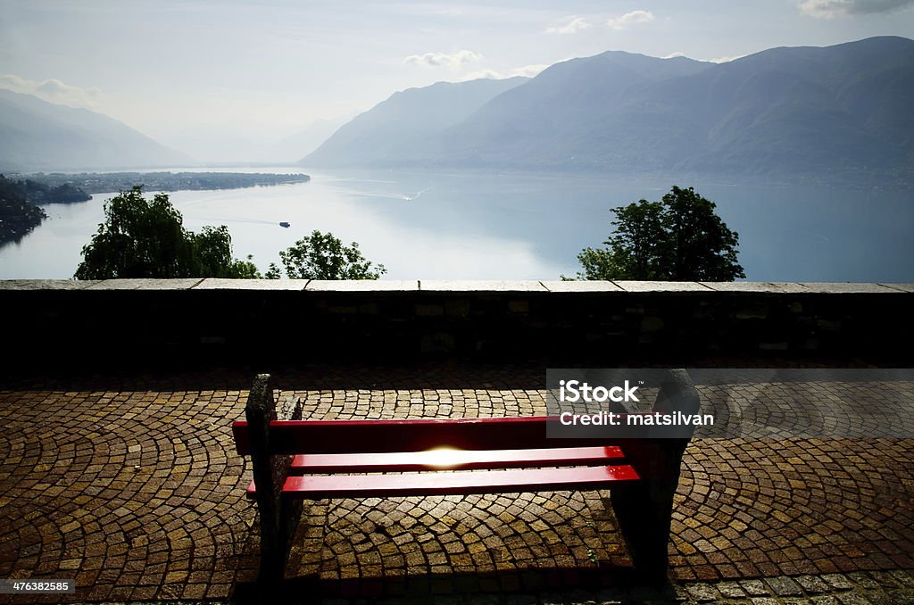Panorama vista su un lago - Foto stock royalty-free di Acqua