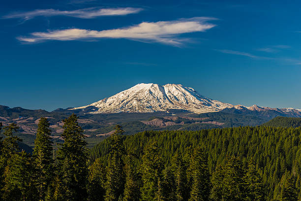 monte st. helens en un día claro - nature active volcano mt st helens volcano fotografías e imágenes de stock