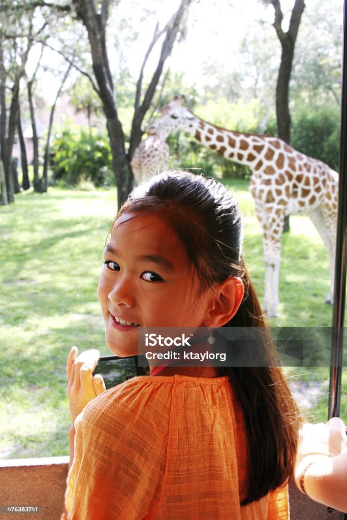 Chinês criança ver Girafa no safari - Royalty-free Jardim Zoológico Foto de stock
