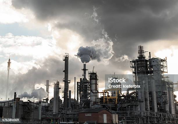 Foto de Poluição Atmosférica e mais fotos de stock de Abastecer - Abastecer, Armazém, Chaminé