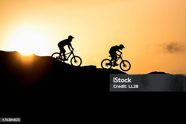 Photo libre de droit de Montagne Vélo Au Coucher Du Soleil banque d'images et plus d'images libres de droit de Activité de loisirs - Activité de loisirs, Aventure, Beauté de la nature