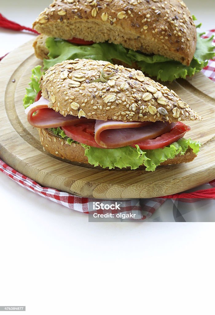 Der wholemeal Brot sandwich mit Schinken und Tomaten - Lizenzfrei Abnehmen Stock-Foto