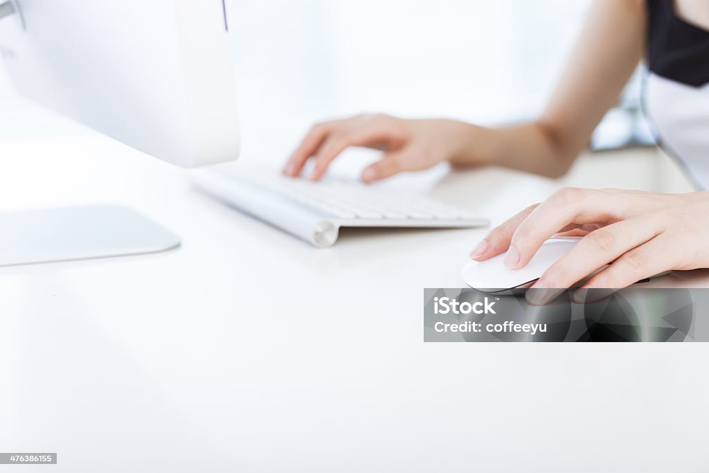 Usando o computador no escritório - Foto de stock de Branco royalty-free