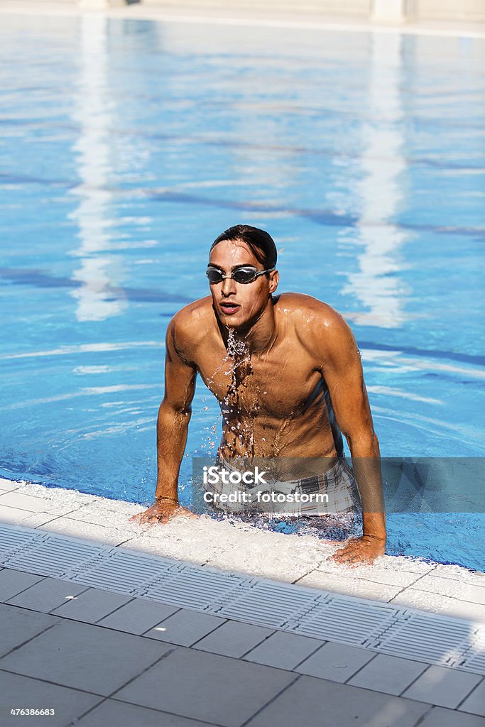 Hombre salen de la piscina - Foto de stock de 20 a 29 años libre de derechos