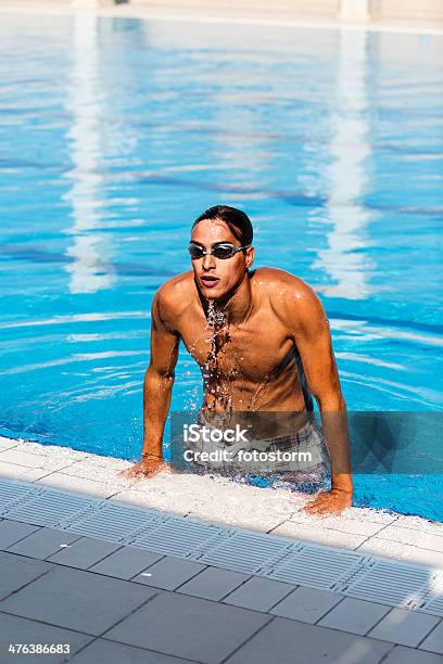 Hombre Salen De La Piscina Foto de stock y más banco de imágenes de 20 a 29 años - 20 a 29 años, Accesorios de deportes acuáticos, Actividad de fin de semana