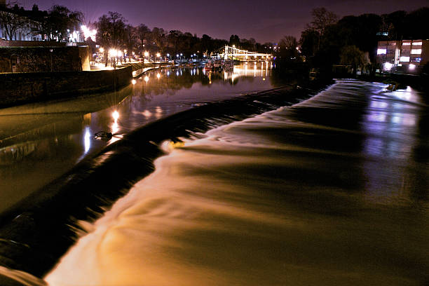 fiume dee a chester esposizione lunga - chester england dee river long exposure night foto e immagini stock