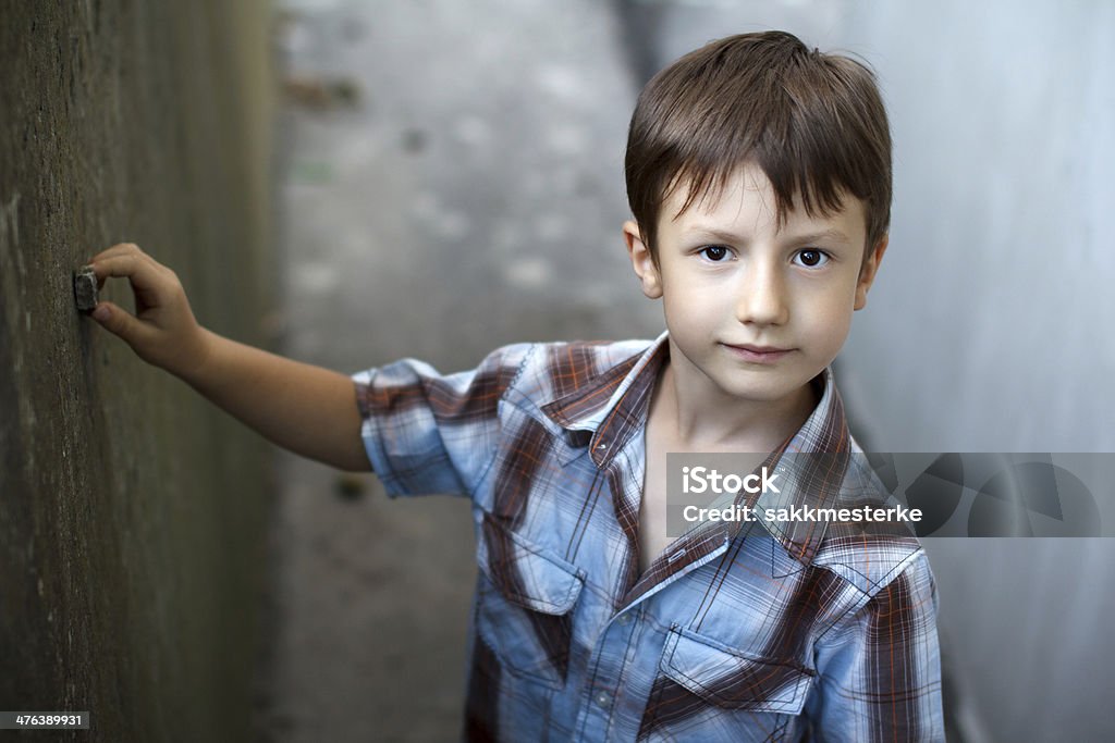 Little boy with grava en pared - Foto de stock de Aire libre libre de derechos