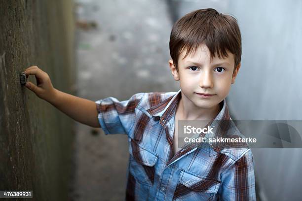 Little Boy With Grava En Pared Foto de stock y más banco de imágenes de Aire libre - Aire libre, Alegre, De ascendencia europea