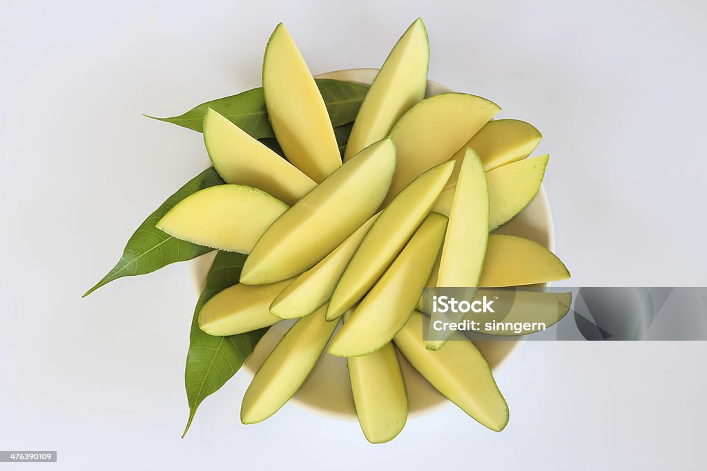 Peladas materias primas y mango leafs en un plato - Foto de stock de Alimento libre de derechos