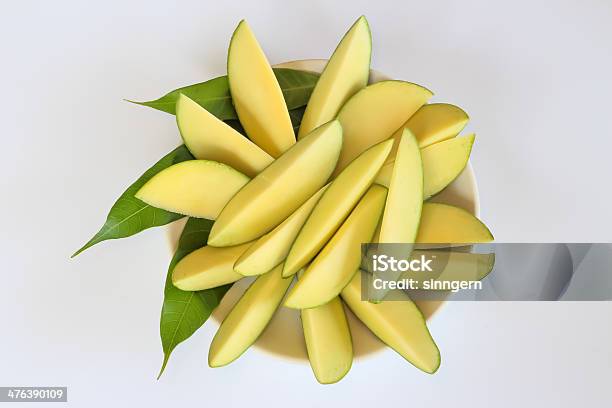 Peladas Materias Primas Y Mango Leafs En Un Plato Foto de stock y más banco de imágenes de Alimento - Alimento, Amarillo - Color, Asia