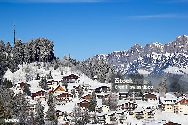 Pista De Esquí Foto de stock y más banco de imágenes de Alpes Europeos - Alpes Europeos, Alpes suizos, Azul