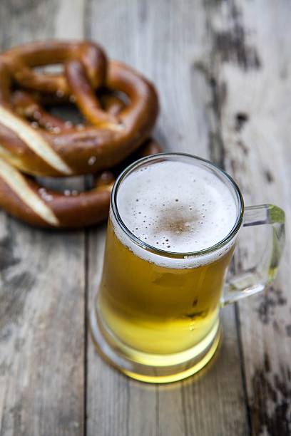 świeże piwo kubek - serving drink beer garden beer glass zdjęcia i obrazy z banku zdjęć