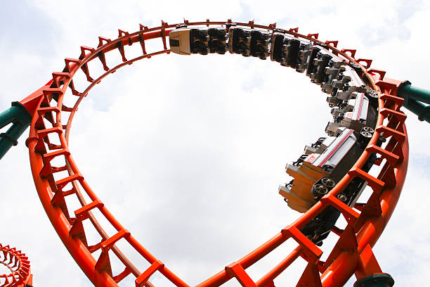 achterbahn - rollercoaster people amusement park ride red stock-fotos und bilder