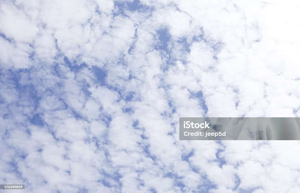 Cielo azul con nubes blancas - Foto de stock de Abstracto libre de derechos