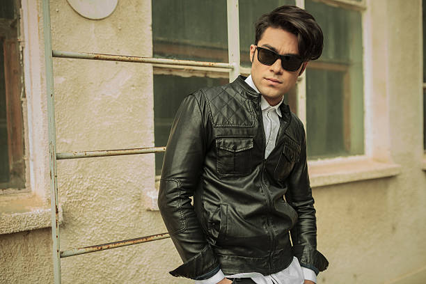 istock casual man looking away from the camera 476391638
