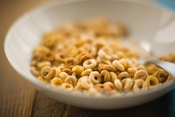 Tigela de Cereais para pequeno-almoço em Forma de Anel - fotografia de stock