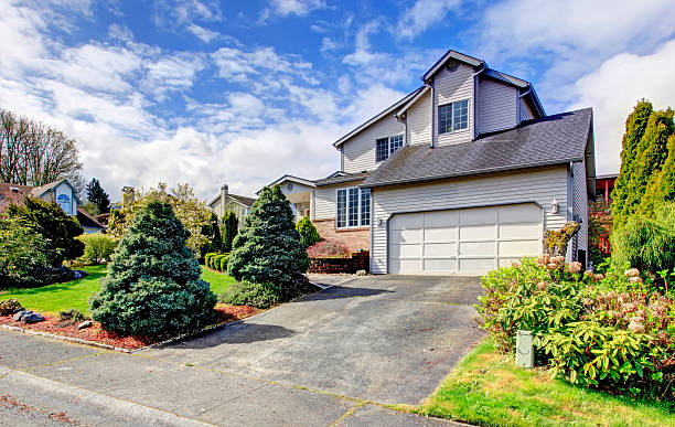 istock House drive way and curb appeal 476394115
