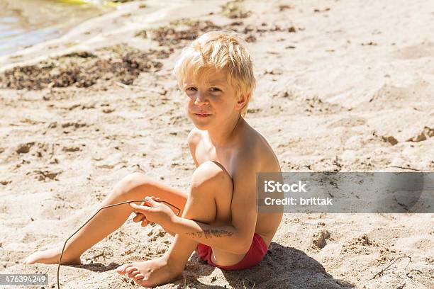 Mały Blond Chłopiec Siedzi Na Plaży - zdjęcia stockowe i więcej obrazów Chłopcy - Chłopcy, Blond włosy, 4 - 5 lat