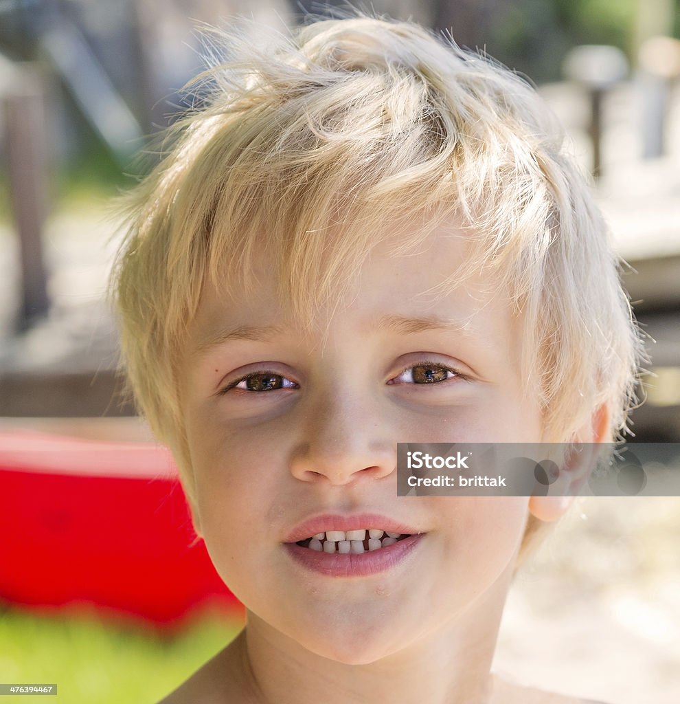 Retrato de niño pequeño rubia sonriente - Foto de stock de 4-5 años libre de derechos