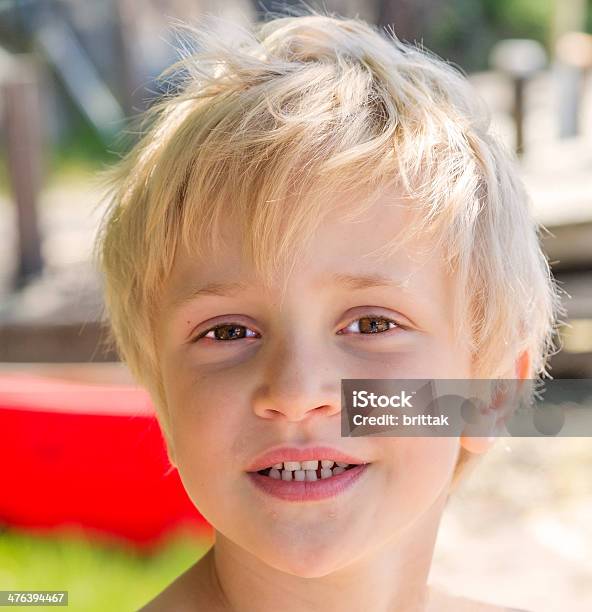 Retrato De Niño Pequeño Rubia Sonriente Foto de stock y más banco de imágenes de 4-5 años - 4-5 años, Aire libre, Color - Tipo de imagen