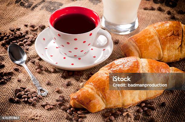 Recién Croissant Y Café De Cortesía Foto de stock y más banco de imágenes de Al horno - Al horno, Alimento, Ataúd