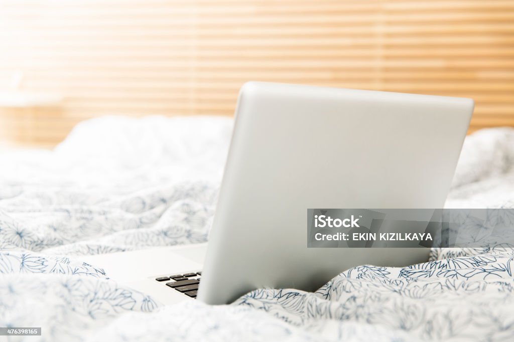 Laptop em uma desarrumados-size - Foto de stock de Cama royalty-free