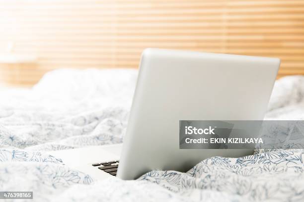 Foto de Laptop Em Uma Desarrumadossize e mais fotos de stock de Cama - Cama, Cama não feita, Cinza - Descrição de Cor