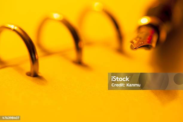 Foto de Caneta E Manual e mais fotos de stock de Acessório - Acessório, Agenda pessoal, Amarelo