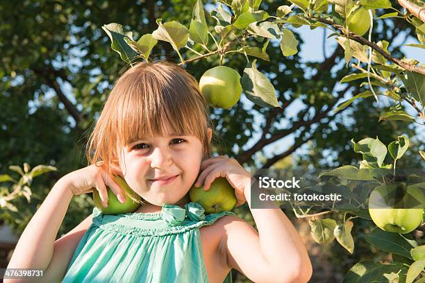 Felicità Ragazza Scegliere Una Mela - Fotografie stock e altre immagini di Albero - Albero, Albero da frutto, Ambientazione esterna