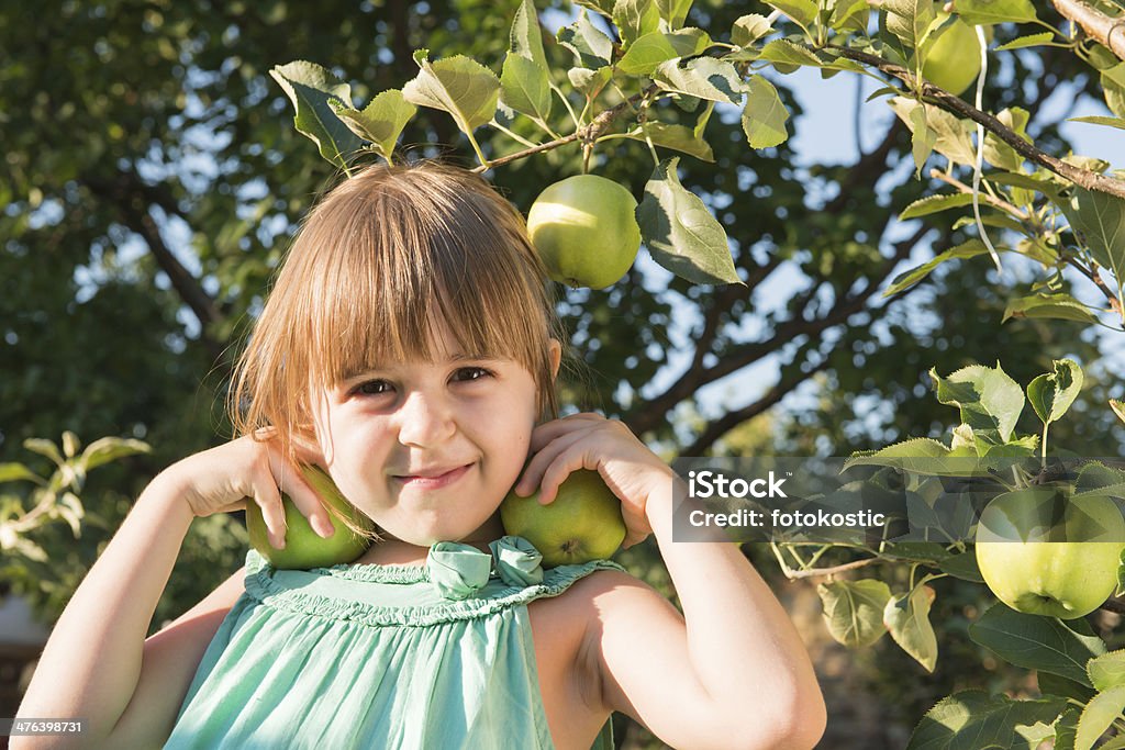 Felicidade garota escolher uma maçã - Foto de stock de Cabelo Louro royalty-free