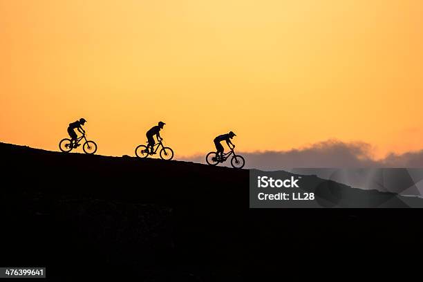 山のコースでサイクリング中の日の出ます - 3人のストックフォトや画像を多数ご用意 - 3人, ひらめき, アクティブライフスタイル