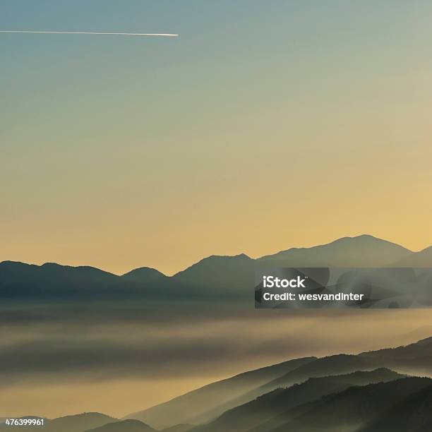 Foto de Foggy Montanhas E Contrail e mais fotos de stock de Amarelo - Amarelo, Avião, Avião comercial