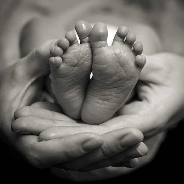 赤ちゃんの足 - human foot baby black and white newborn ストックフォトと画像