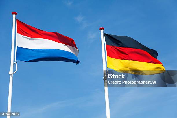 Флаги Нидерланды Германия — стоковые фотографии и другие картинки Германия - Германия, Нидерландский флаг, Нидерланды