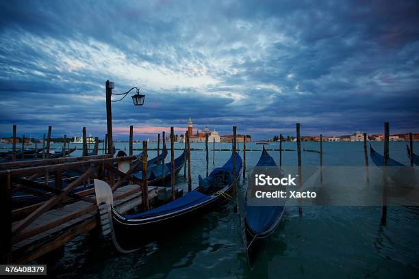 Photo libre de droit de Gondoles À Venise Italie banque d'images et plus d'images libres de droit de Aube - Aube, Bleu, Canal - Eau vive