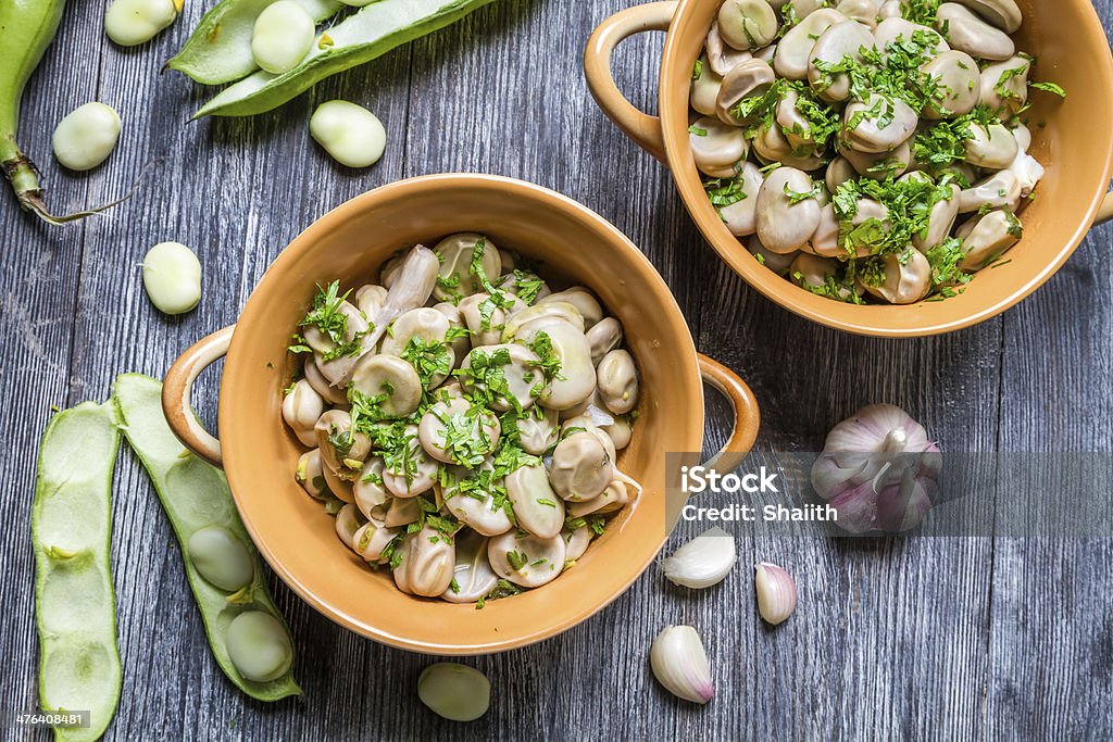 Gros plan de fèves servi avec du persil et sauce à l'ail - Photo de Agriculture libre de droits